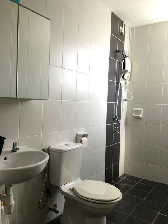 Sandakan Spacious And Comfortable Pool View Condo Luaran gambar